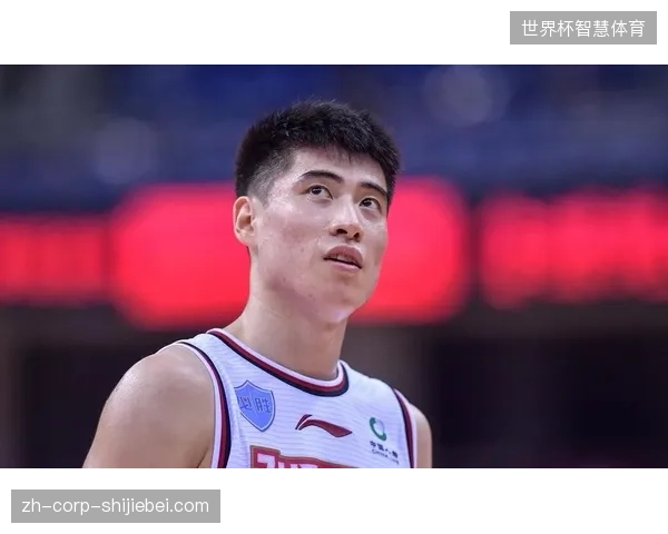 浙江男篮依靠防守篮板启动转换，程帅澎长传制导打穿深圳退防体系